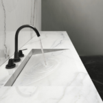 S010ar-um-calacatta-lincoln-nero-marquinia-amb10-part2-shiny-bathroom
